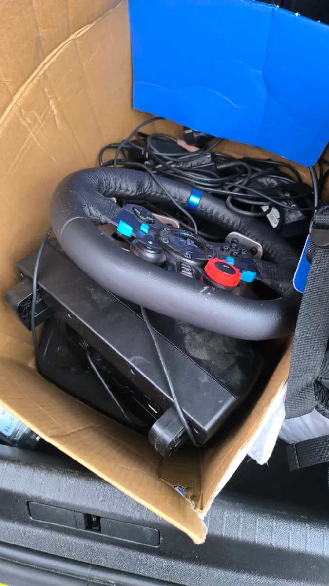 Volante Logitech con pedales