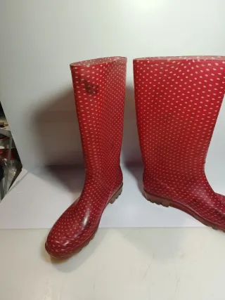 Botas de agua rojas con lunares