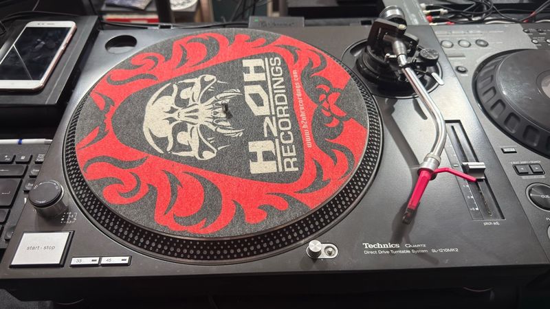 Pareja Technics SL-1210 MK2 con capsulas y agujas