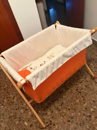 Minicuna para bebé con funda de jirafa