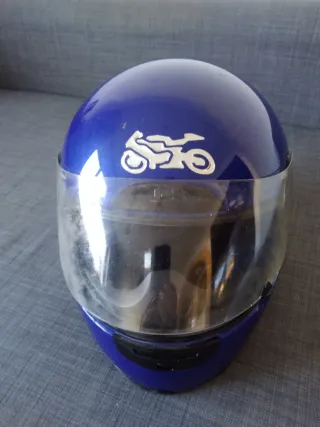 Botas y chaqueta y casco para motorista