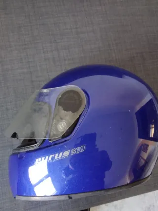 Botas y chaqueta y casco para motorista
