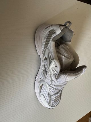 New Balance Bambas Plata y Blanco