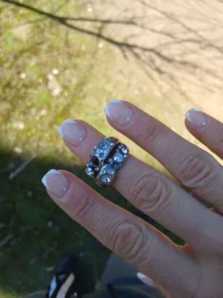 Anillo color plata y negro con piedras