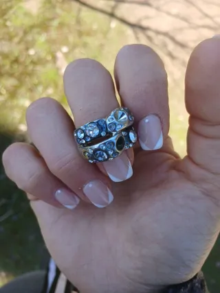 Anillo color plata y negro con piedras