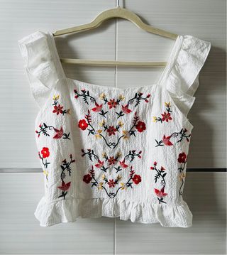 Blusa blanca bordada con volantes