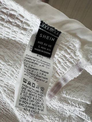 Blusa blanca bordada con volantes