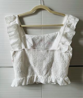 Blusa blanca bordada con volantes