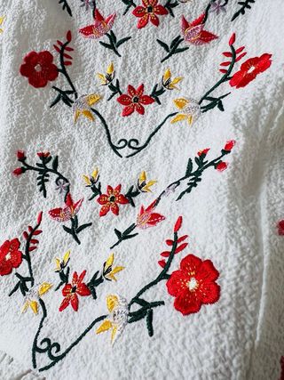 Blusa blanca bordada con volantes