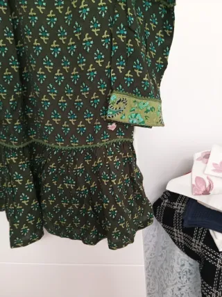 Vestido verde caqui con volante