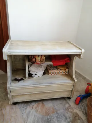 Mueble TV pino blanco roto con ruedas