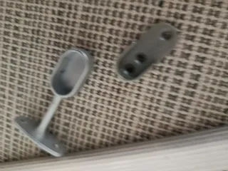 Barra armario metal plateado con soportes