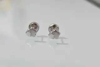 Pendientes bebé oro blanco flor