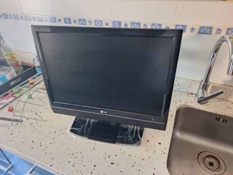 TV LG 19'' con pie y soporte pared Sin tdt .