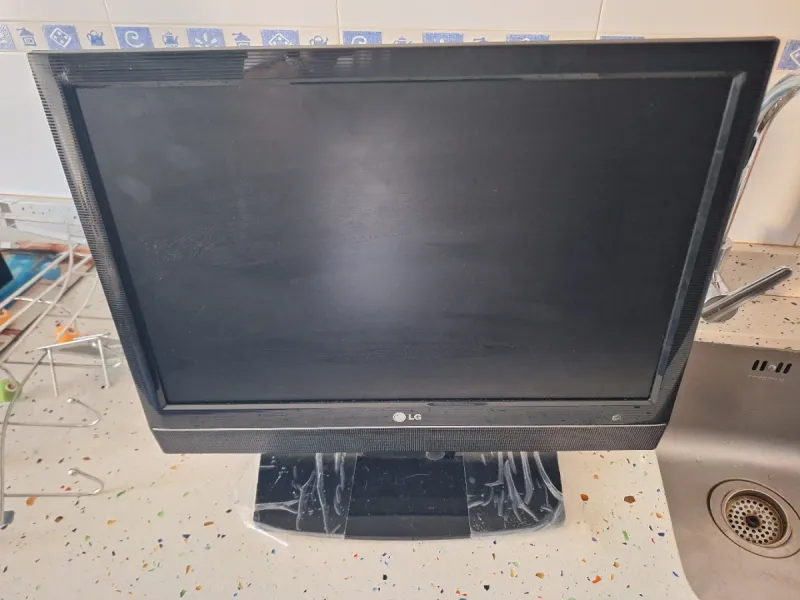 TV LG 19'' con pie y soporte pared Sin tdt . afbeelding 2