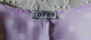 Blusa estilo romántico con lunares