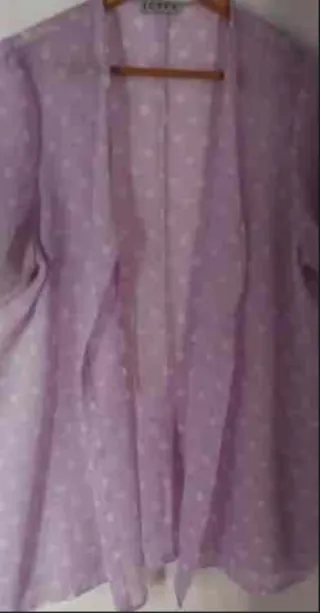 Blusa estilo romántico con lunares