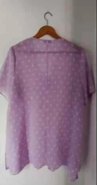 Blusa estilo romántico con lunares