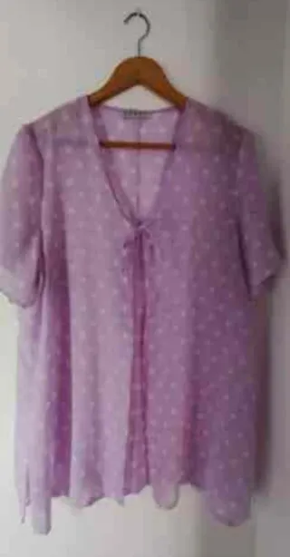 Blusa estilo romántico con lunares