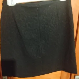 Falda negra con volante