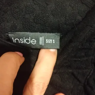 Falda negra con volante