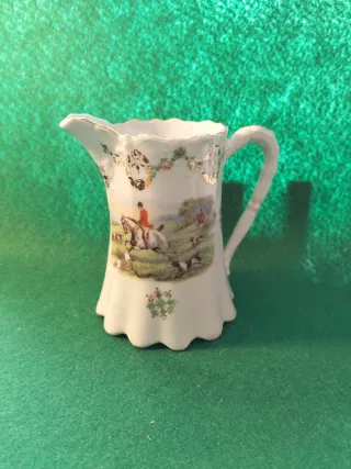 Jarra de porcelana con dorados y caza