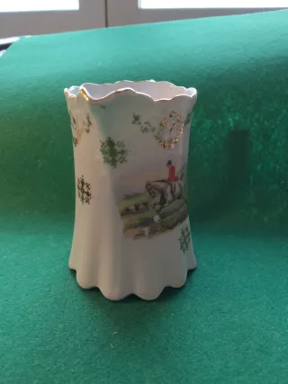 Jarra de porcelana con dorados y caza