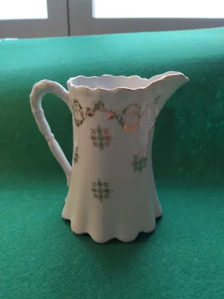 Jarra de porcelana con dorados y caza