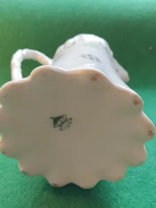 Jarra de porcelana con dorados y caza