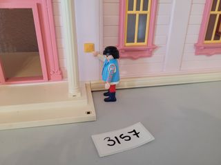 Casa de muñecas rosa con figuras