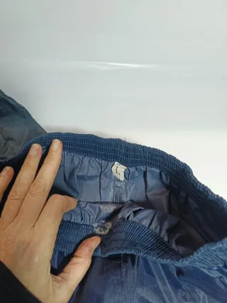 Pantalones impermeables negros y azules