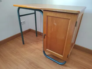 Pupitre antiguo madera y metal. Escritorio