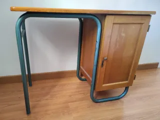 Pupitre antiguo madera y metal. Escritorio