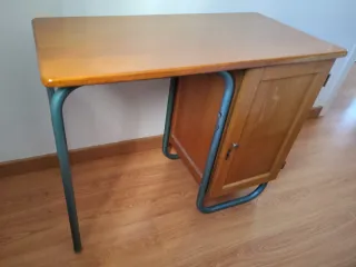 Pupitre antiguo madera y metal. Escritorio
