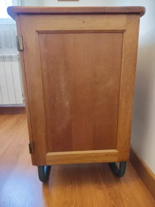 Pupitre antiguo madera y metal. Escritorio