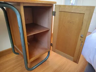 Pupitre antiguo madera y metal. Escritorio