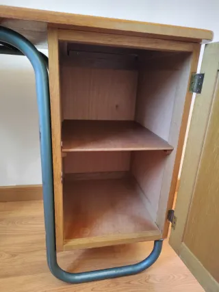 Pupitre antiguo madera y metal. Escritorio