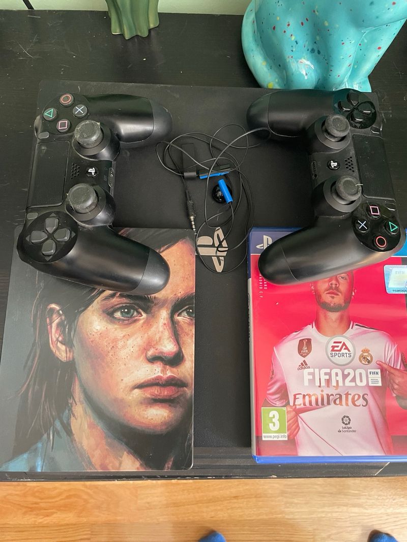 Ps4 pro de 1Tb con 2 mandos y 2 juegos