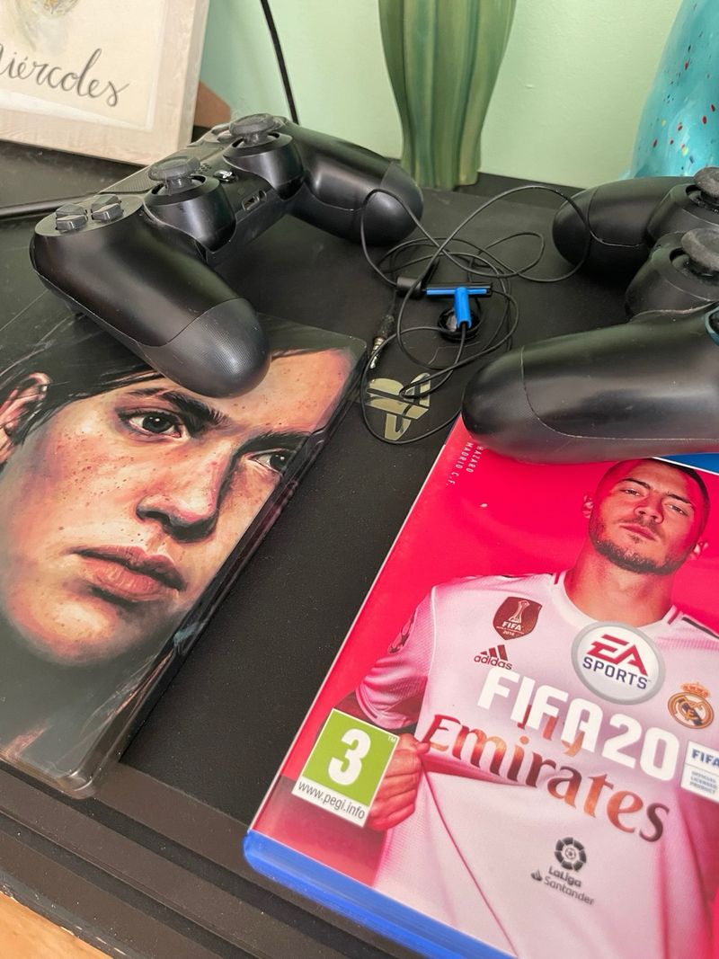 Ps4 pro de 1Tb con 2 mandos y 2 juegos afbeelding 2