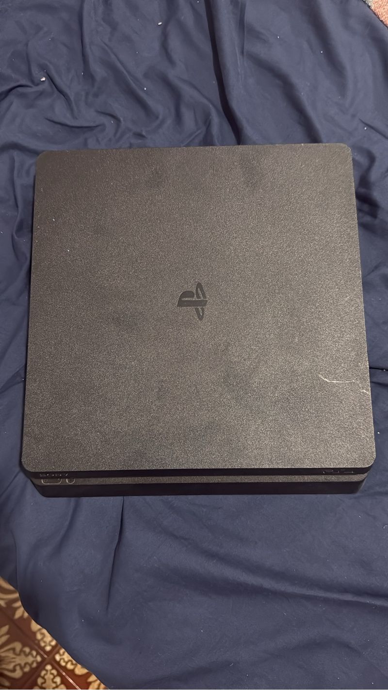 PS4 (PlayStation 4 slim) Negra + 4 Juegos+1 mando