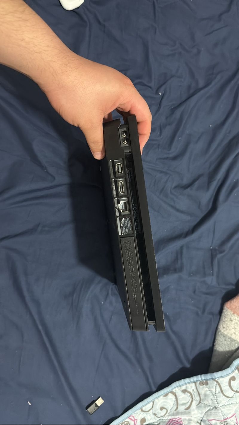 PS4 (PlayStation 4 slim) Negra + 4 Juegos+1 mando afbeelding 3