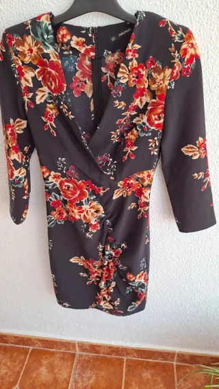 Vestido Zara Basic flores XS