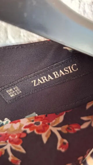 Vestido Zara Basic flores XS
