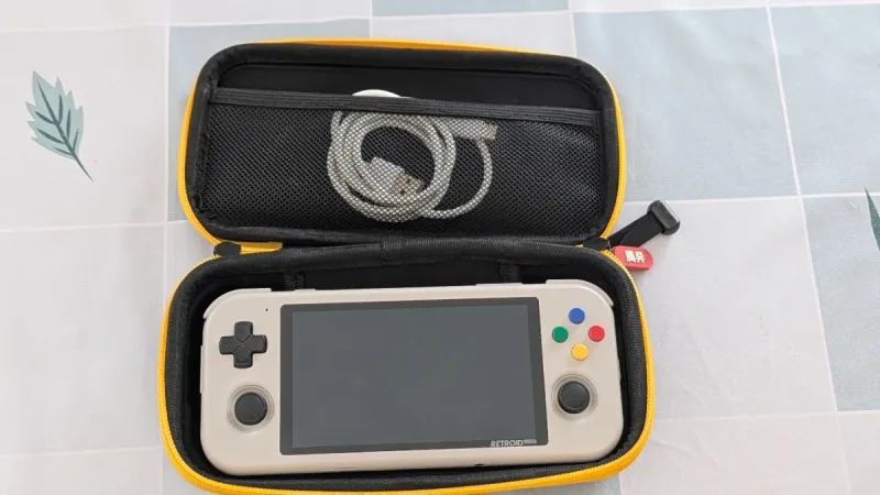 Retroid Pocket 3 Plus + Funda + Cable