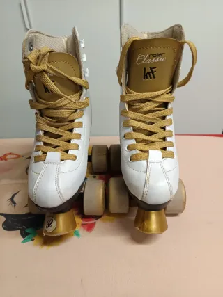Patines Clásicos KF 4 Ruedas Blancos y Dorados
