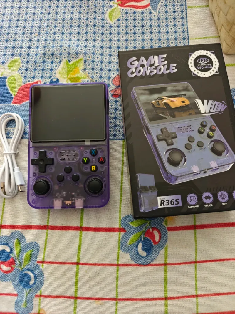 Consola portátil retro R36S