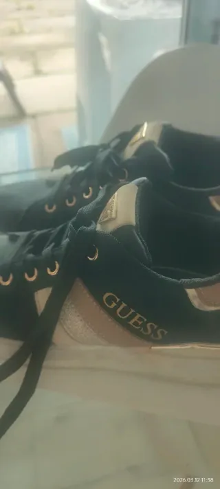 Zapatillas Guess Negras y Doradas