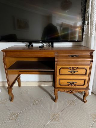Escritorio clásico de madera