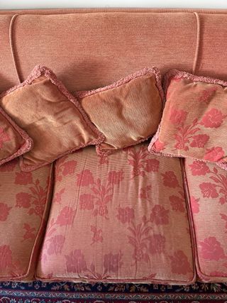 Sofá de tela salmón con cojines con estampado