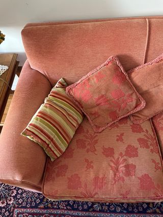 Sofá de tela salmón con cojines con estampado